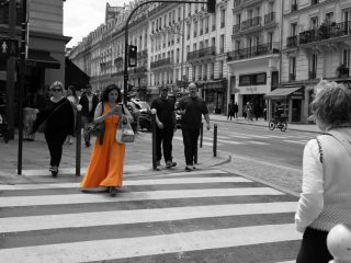 Dame en orange - Paris Juin 2026