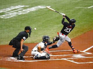 Match de base-ball à Tampa. La balle va frapper l'arbitre