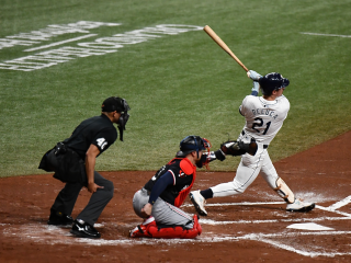 Belle attitude du batteur de Tampa. La balle part droit devant