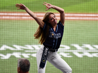 Une cheerleader des Tampa Rays danse dans les tribunes lors d'un match de base-ball