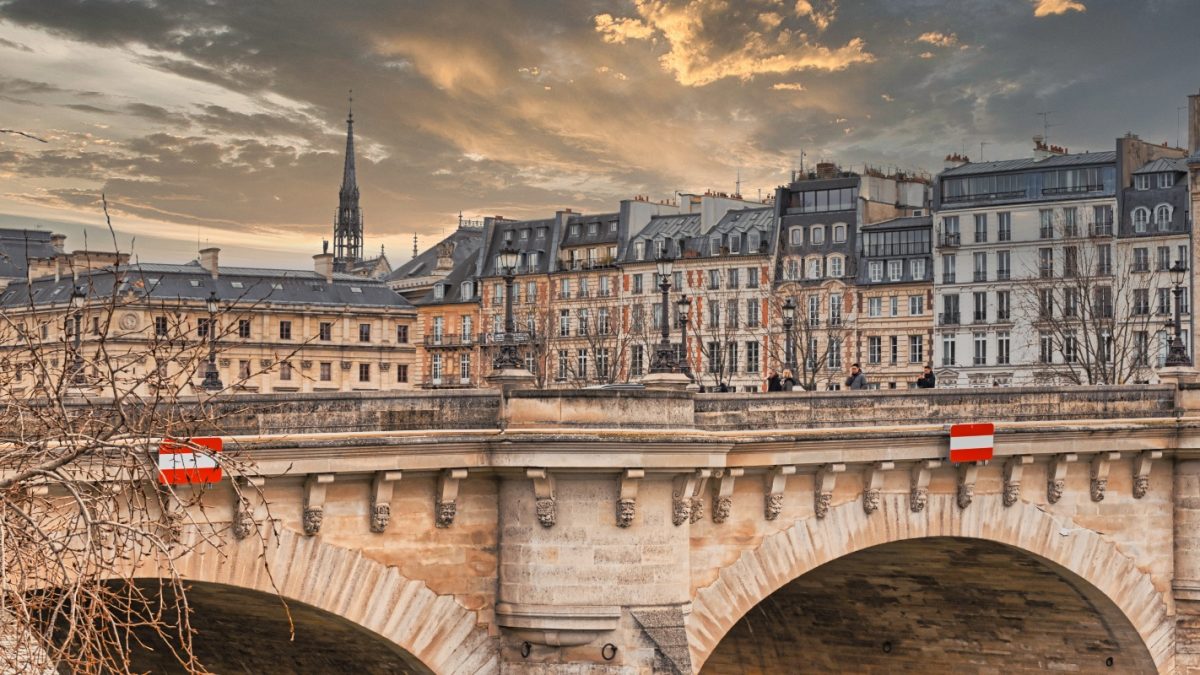 Pont Neuf, ciel artificiel, application d'un modèle de couleurs chaudes orangées