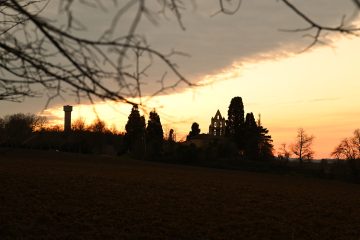 Coucher de soleil sur l'église de Pompiac